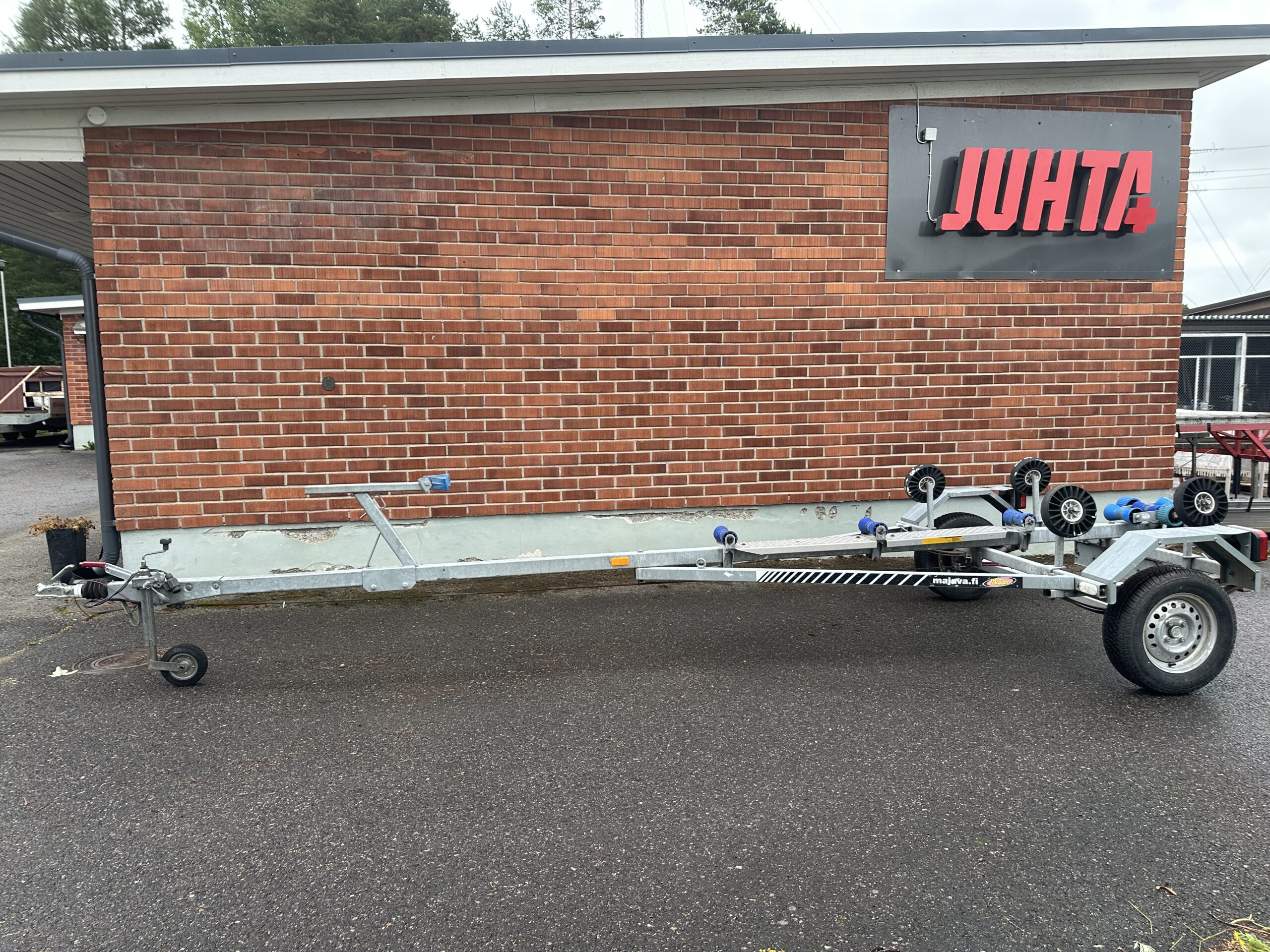 Majava VT 1000 LJ Classic -venetraileri sivulta kuvattuna