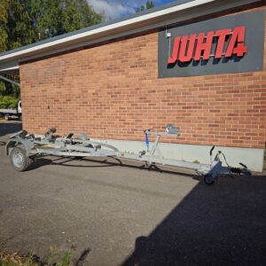 Käytetty JSi VT1000L jarrullinen venetraileri sivulta kuvattuna