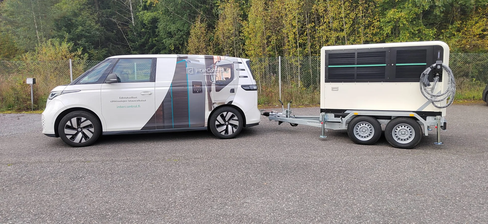 InterControl – latauslaite Juhta-erikoisperävaunulla InterControlin sähköautojen latauslaite kaksiakselisella Juhta-erikoisperävaunulla
