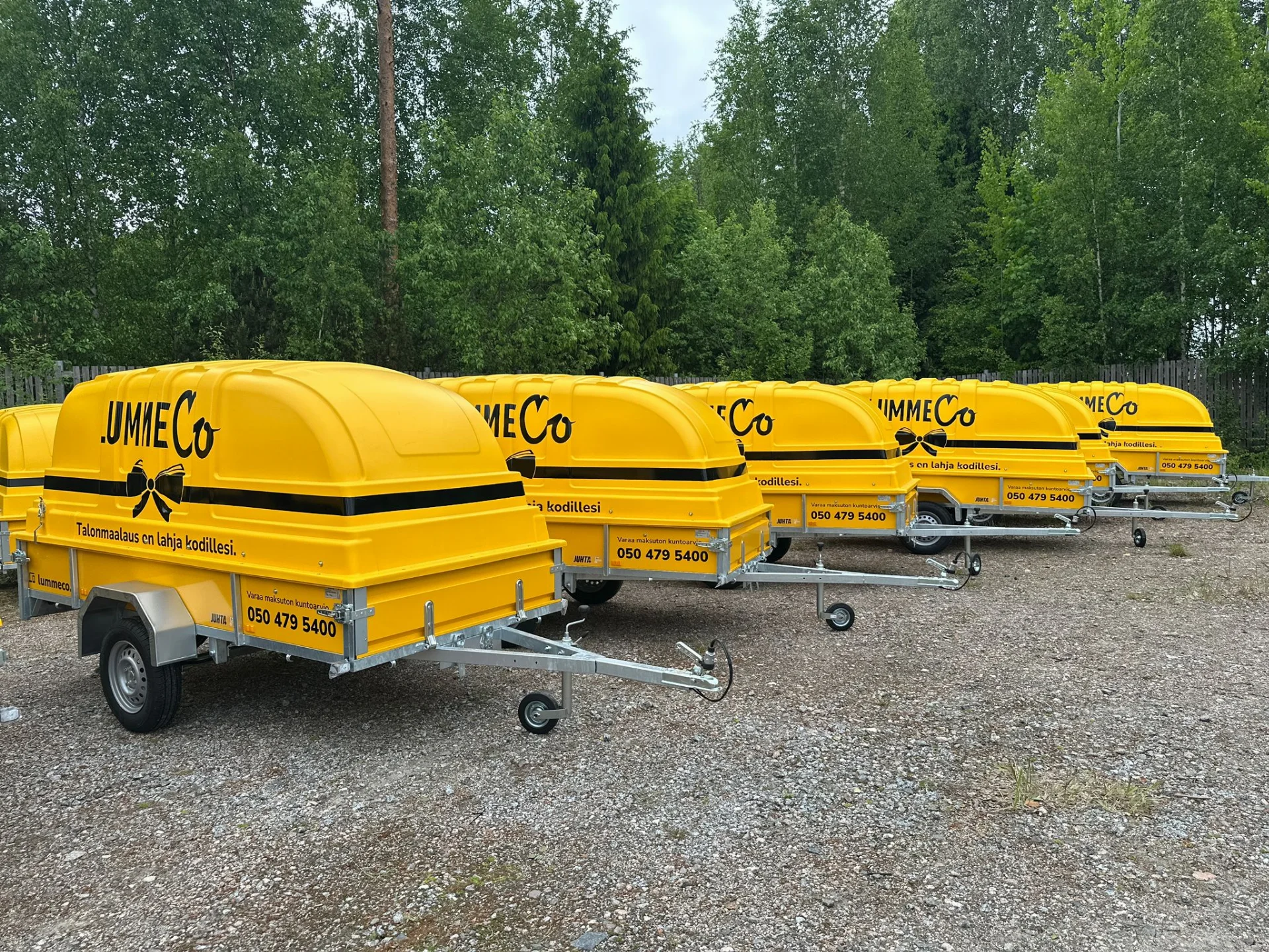 LummeCo – yritysilmeen mukainen Juhta-kuomukärrykalusto LummeCon keltaisia Juhta-kuomukärryjä yrityksen teippauksilla
